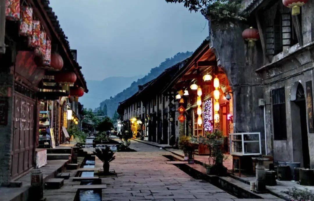 观山湖区云潭街道关工委组织未成年人开展糖葫芦制作活动